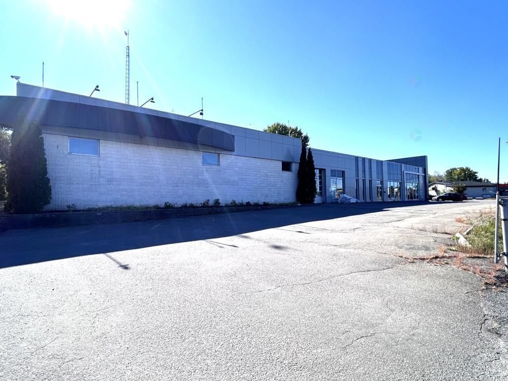Building on Cur�-Labelle blvd. in St-J�r�me � EXCEPTIONAL VISIBILITY