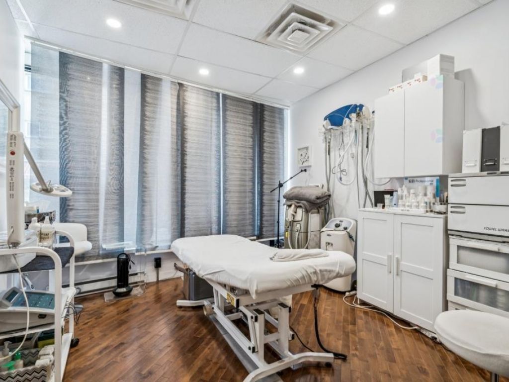 2663 sq. ft. Exceptional Visibility Ville-Marie Mtl