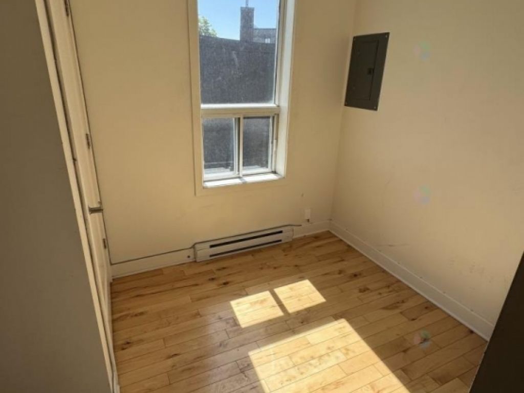 Bureau commercial situ� au 13 rue Blainville Ouest, Sainte-Th�r�se