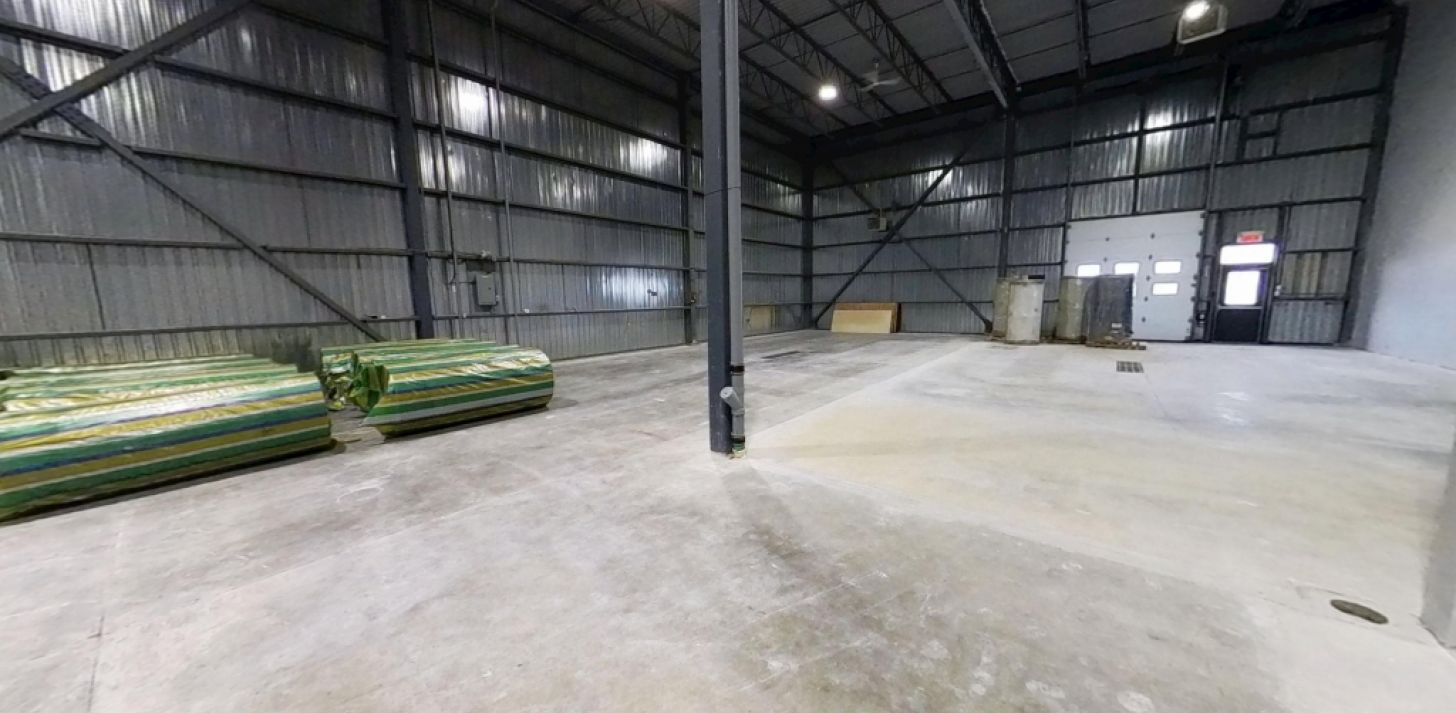ESPACE INDUSTRIEL AVEC BUREAUX - LÉVIS - For Rent