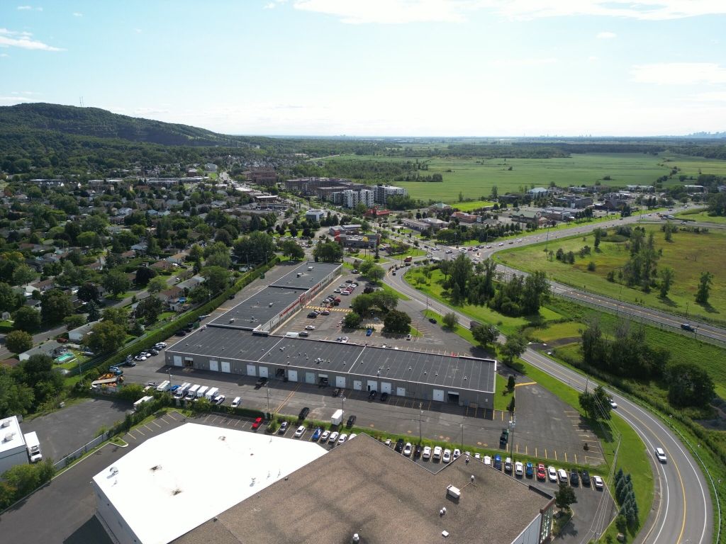 3,000 sq. ft. commercial unit for rent, Sainte-Julie, $5,995