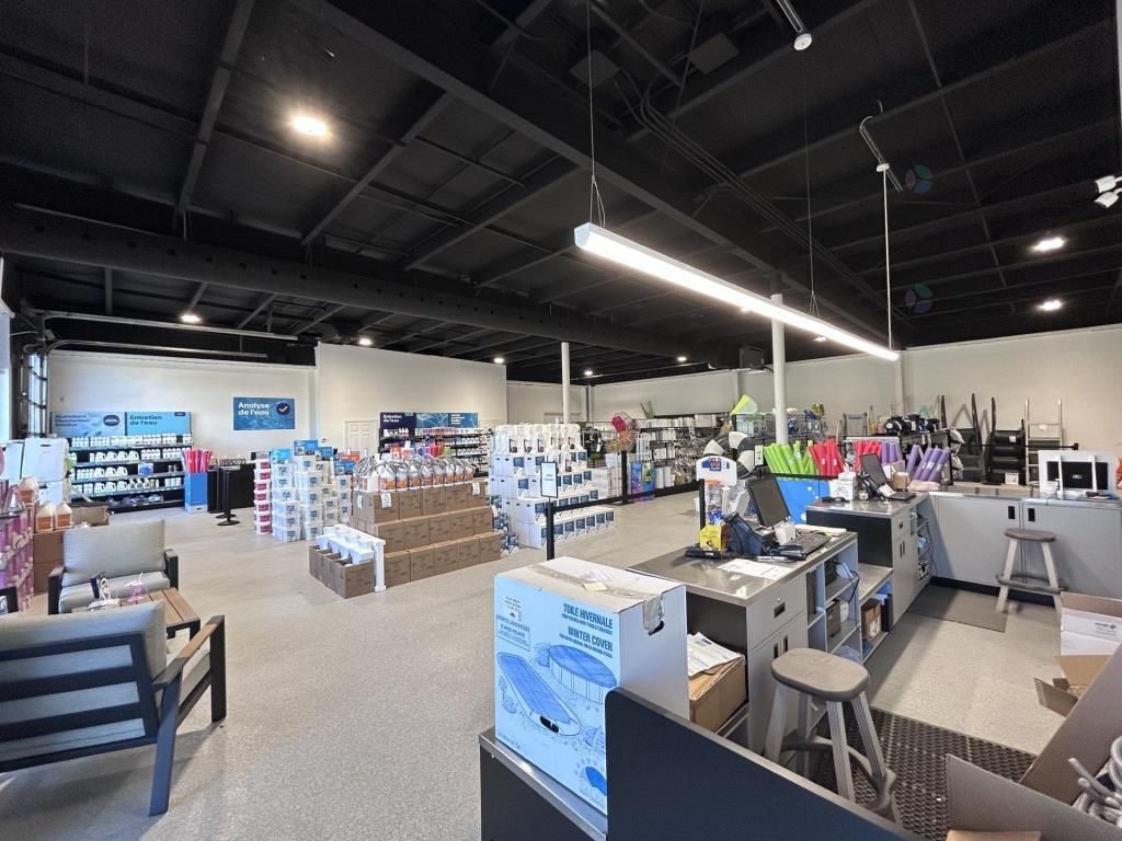 Building on Cur�-Labelle blvd. in St-J�r�me � EXCEPTIONAL VISIBILITY
