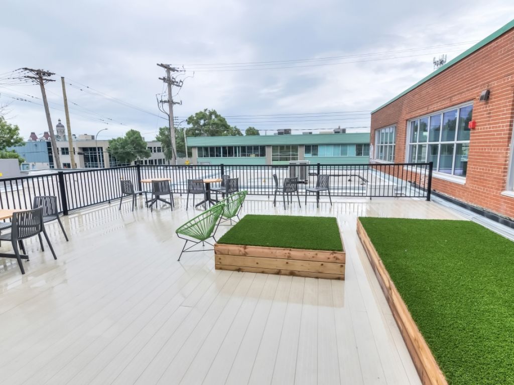 Renovated office space for rent in HOMA, loft-style sunny corner