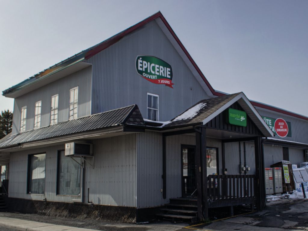Well-established grocery store with a strong local clientele � Saint-Th�ophile