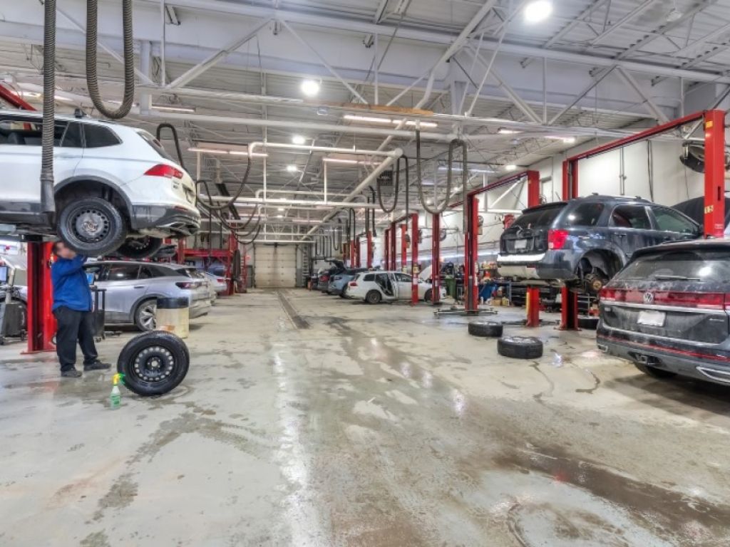Retail space Griffintown-dealership