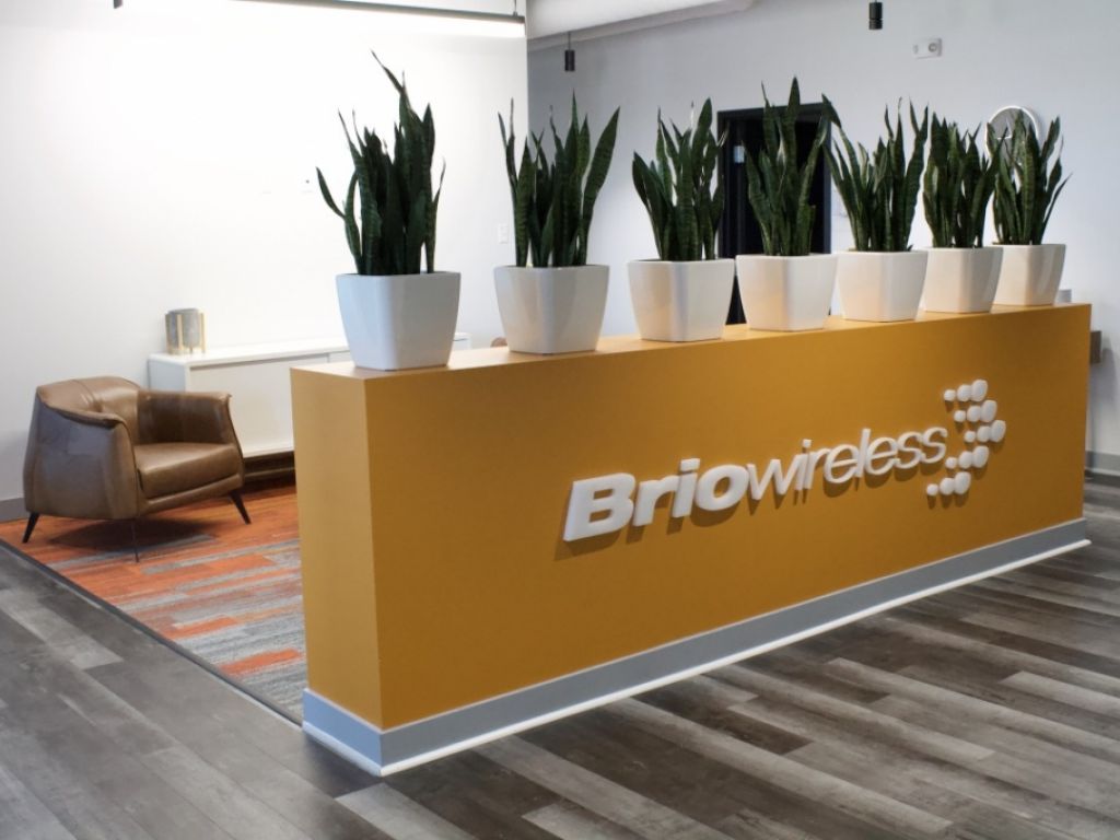 Rental of private offices and workstations - Laval - Direct access to A-440