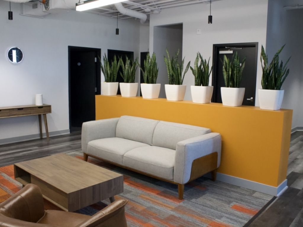 Rental of private offices and workstations - Laval - Direct access to A-440