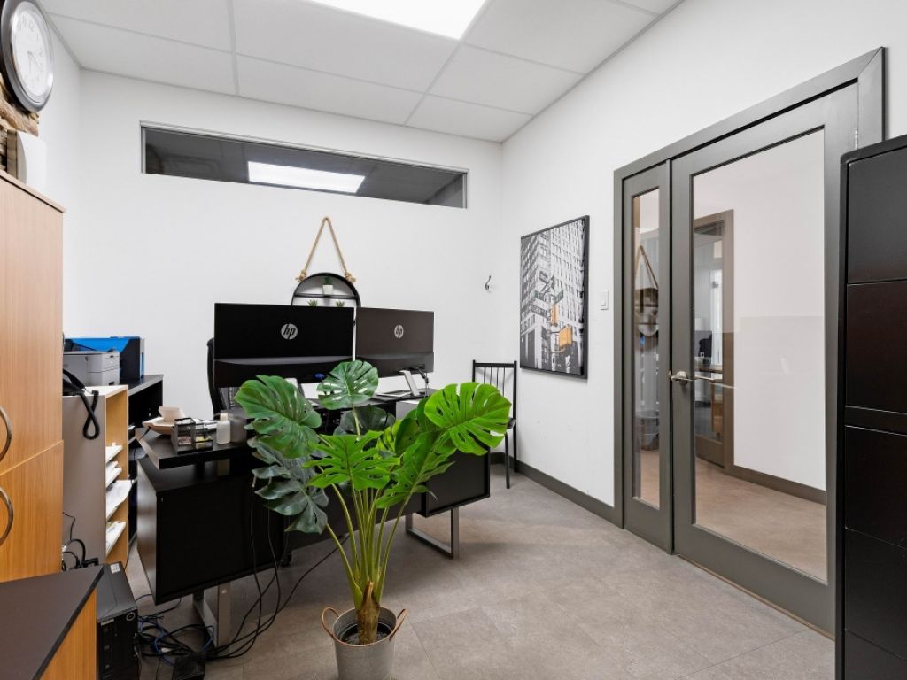 Immeuble comm/ind  vendre, showroom, entrept St-Basile