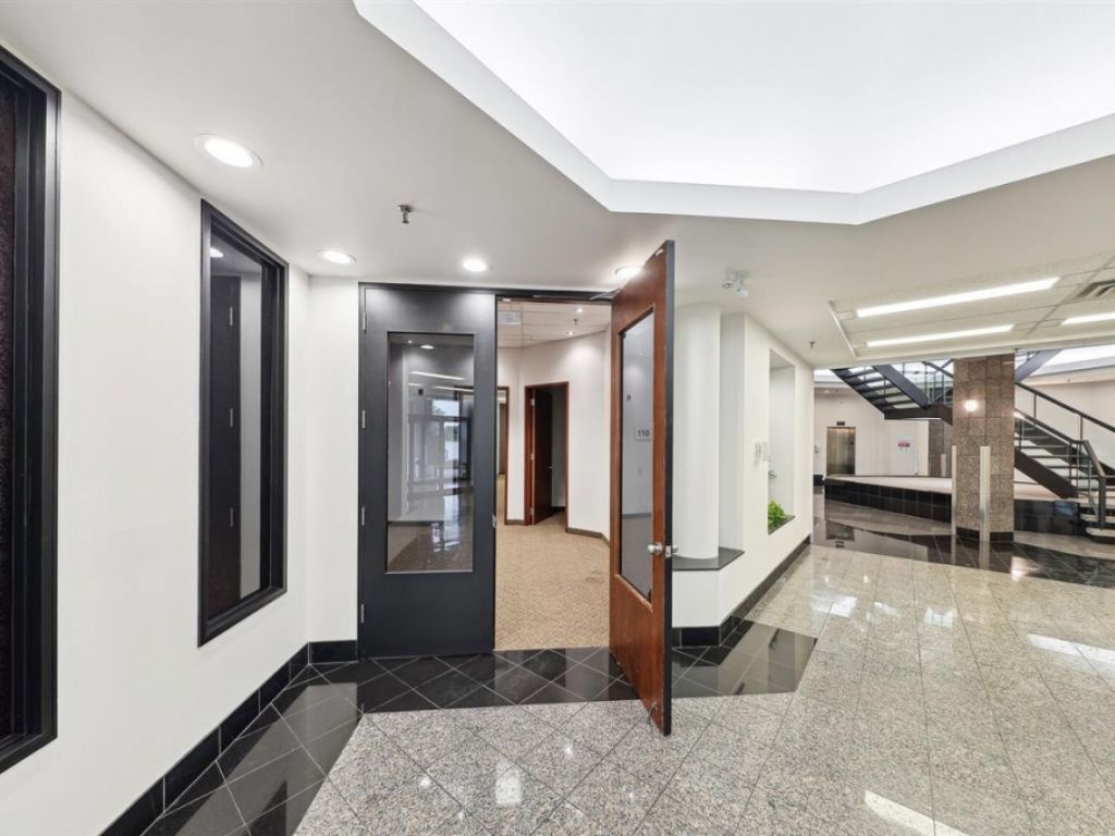 Espace bureau � louer - 666 Boul. St-Martin O., local 110