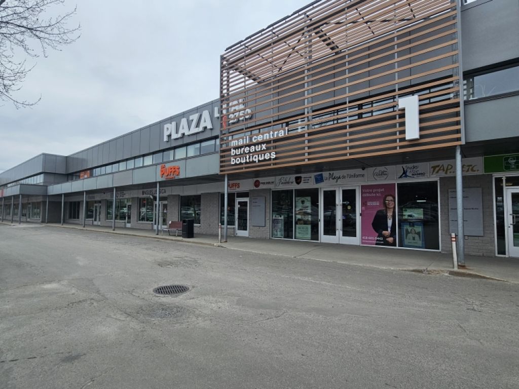 Bureau 220 - Plaza Laval  Ste-Foy