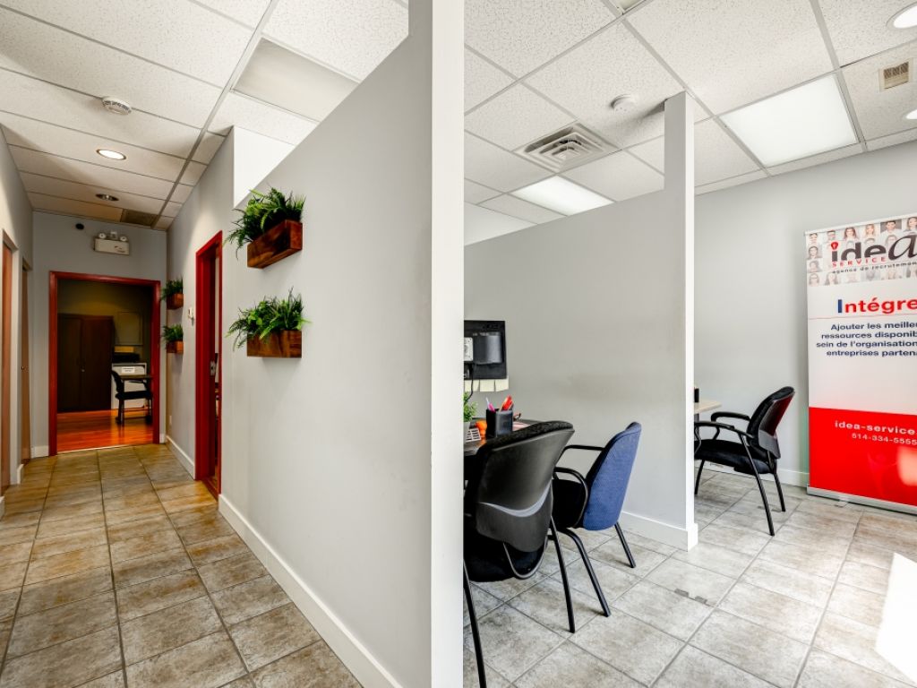 COMMERCIAL SPACE FOR RENT, 1568 SQ.FT. IN FRONT THE COLLGE METRO
