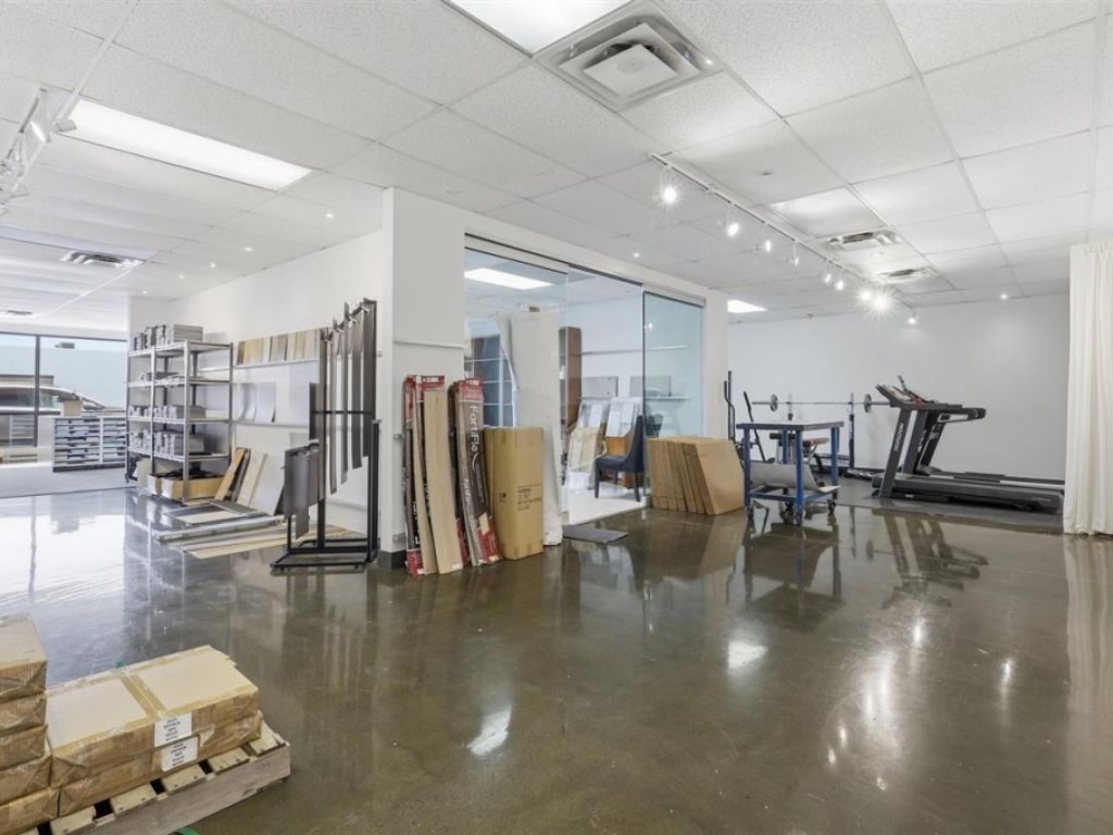 B�tisse industrielle � 8905 Boul. Henri-Bourassa O., Montr�al (Saint-Laurent)