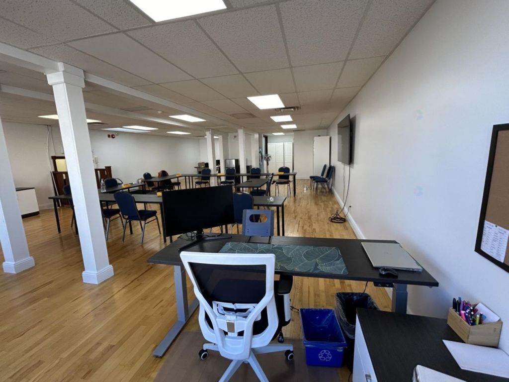 Bureau  louer 1414 pc au 2e tage centre-ville St-Jrme