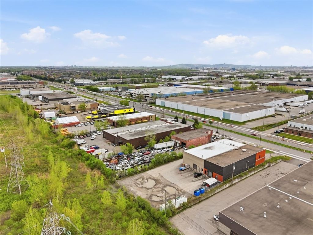 B�tisse industrielle � 8905 Boul. Henri-Bourassa O., Montr�al (Saint-Laurent)
