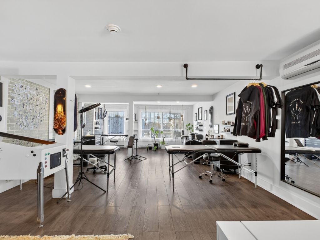 Commercial building and offices for sale