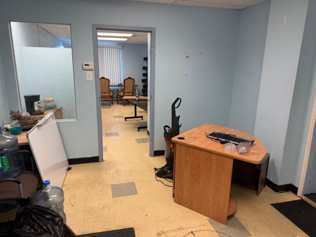 Office $520/month in busy shopping center of Montreal