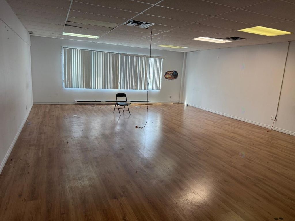 Office $520/month in busy shopping center of Montreal