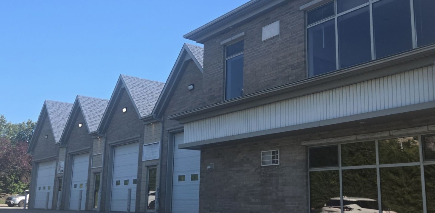 COMMERCIAL SPACE FOR RENT WITH GARAGE DOOR - For Rent