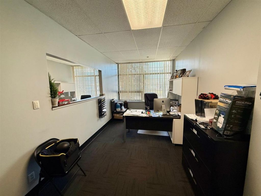 Industrial space for lease - 1275 Rue Bergar, local A