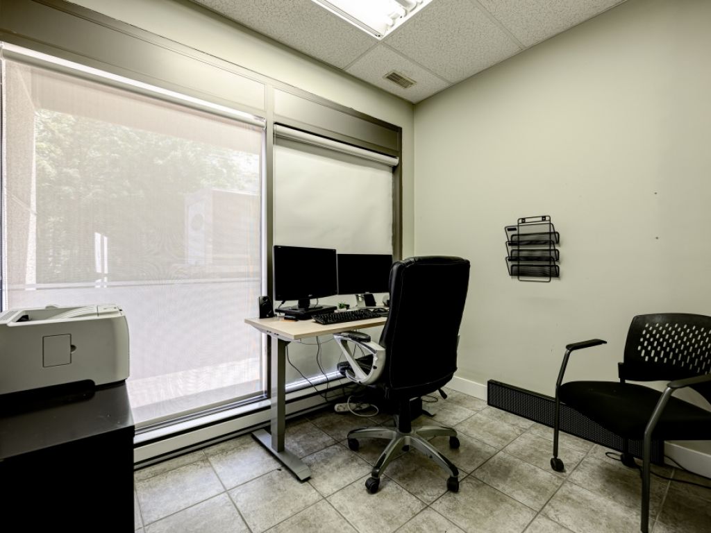 COMMERCIAL SPACE FOR RENT, 1568 SQ.FT. IN FRONT THE COLLGE METRO