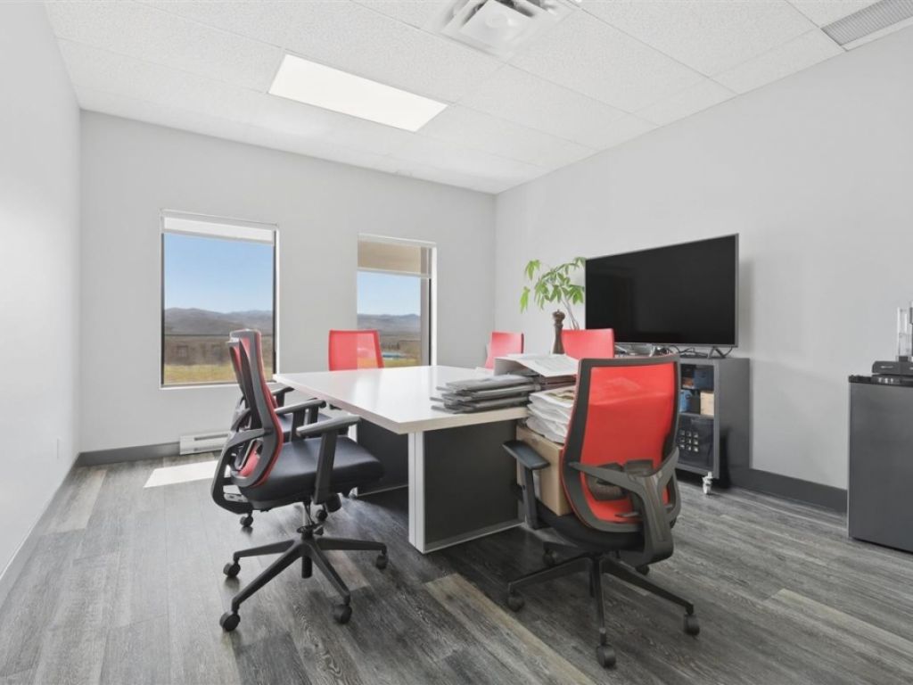B�tisse industrielle � 8905 Boul. Henri-Bourassa O., Montr�al (Saint-Laurent)