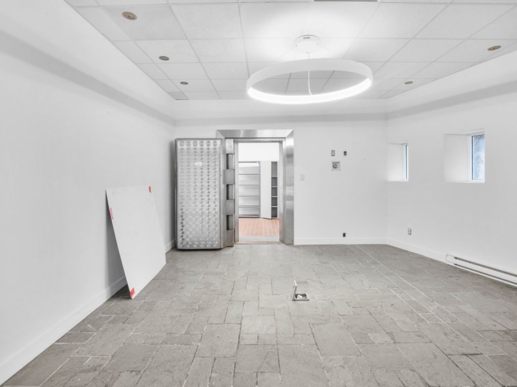 2,875 sqft office in a centennial building in Longueuil