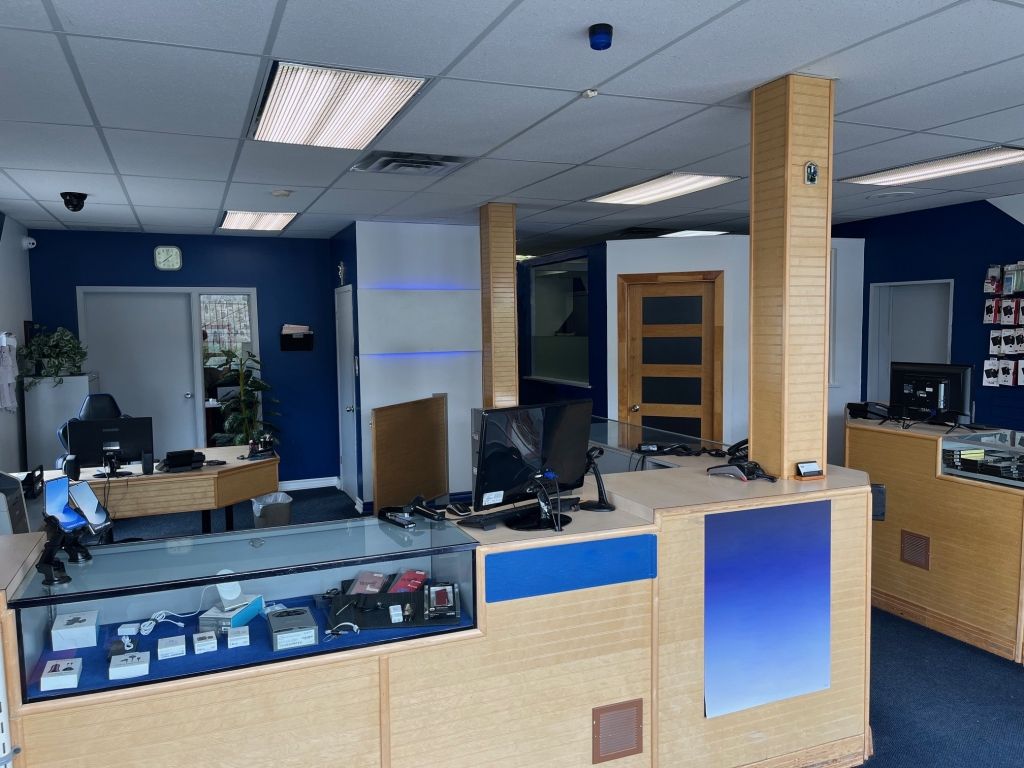 Commercial space on a busy street ideal for shops and businesses seeking  presence and visibility.