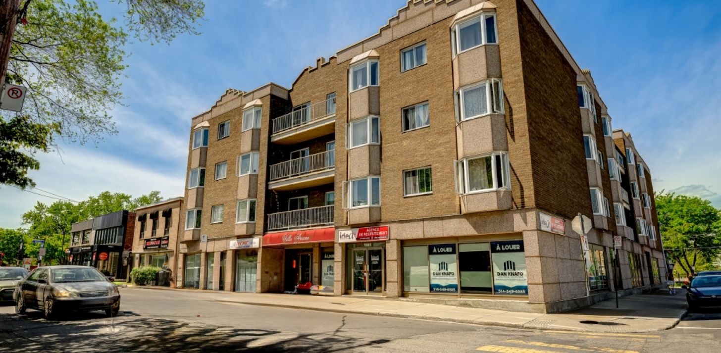 COMMERCIAL SPACE FOR RENT, 1568 SQ.FT. IN FRONT THE COLLÈGE METRO - For Rent
