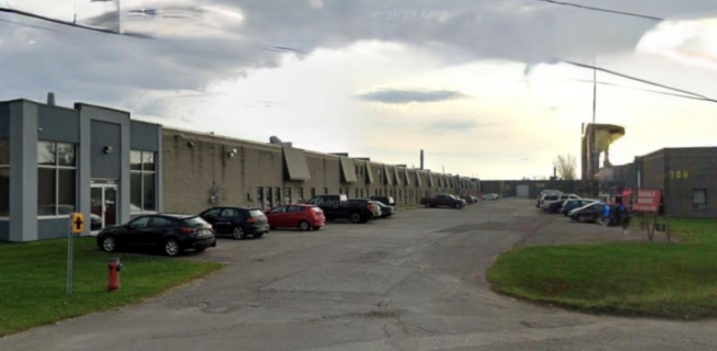 Entrepôt avec espace bureaux - À louer