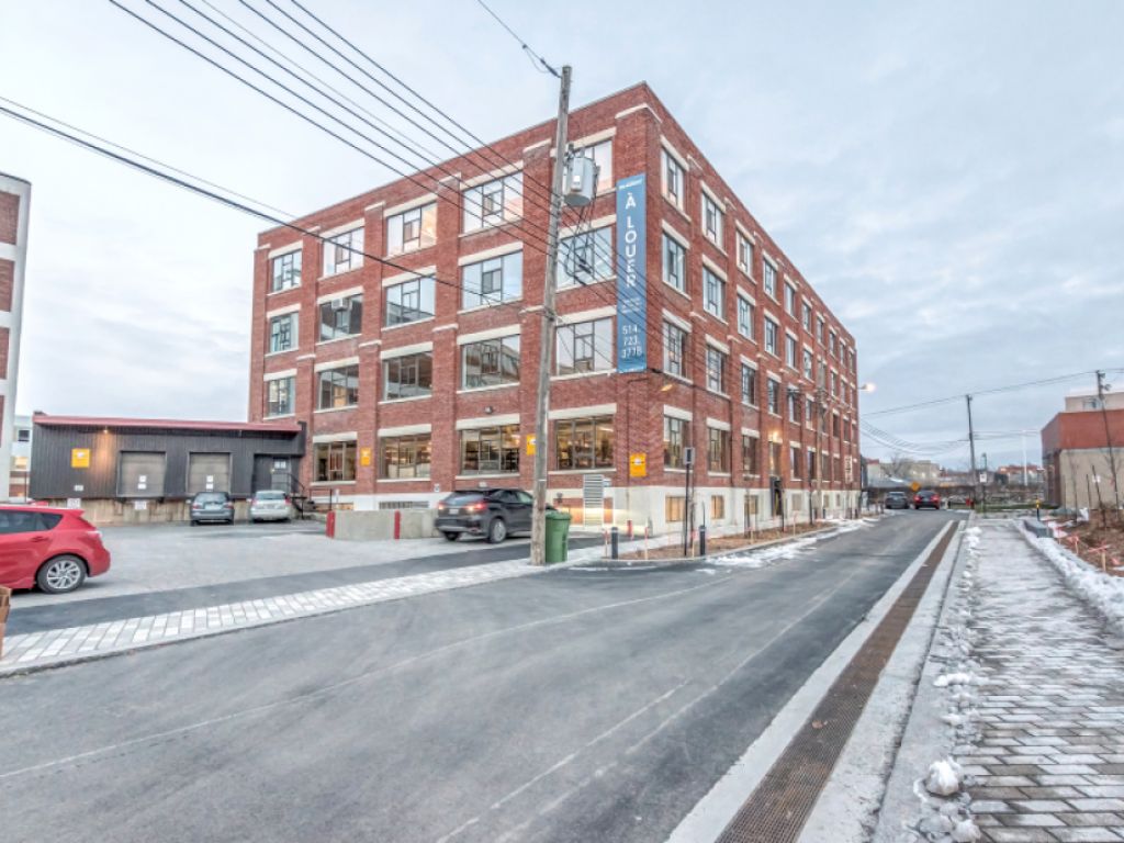 FOR RENT bright, renovated, air conditioned industrial space with 3 docks in Park Ex