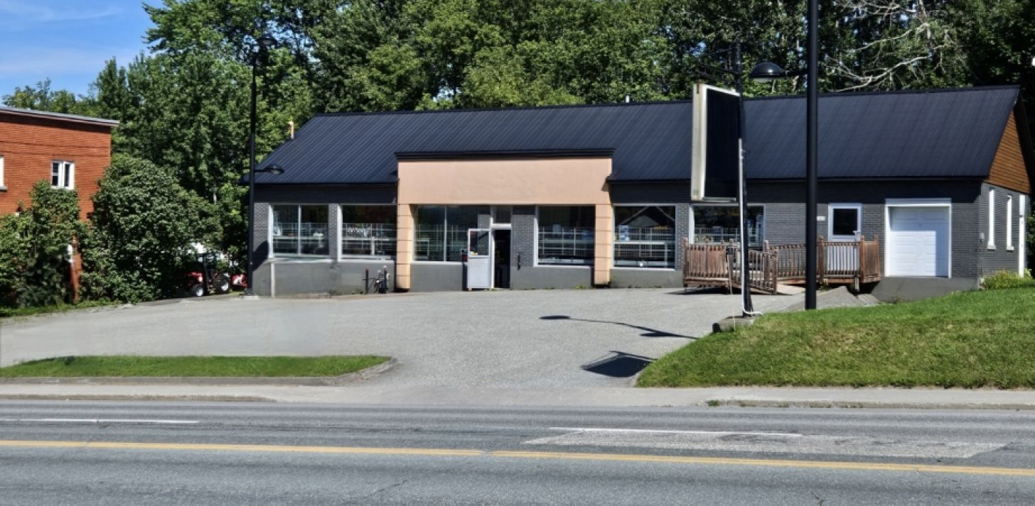 Bâtisse commercial bien situé directement sur la Rue King Est à Sherbrooke.  - À louer