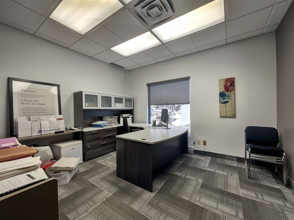 OFFICE SPACE FOR RENT - VERY BUSY 