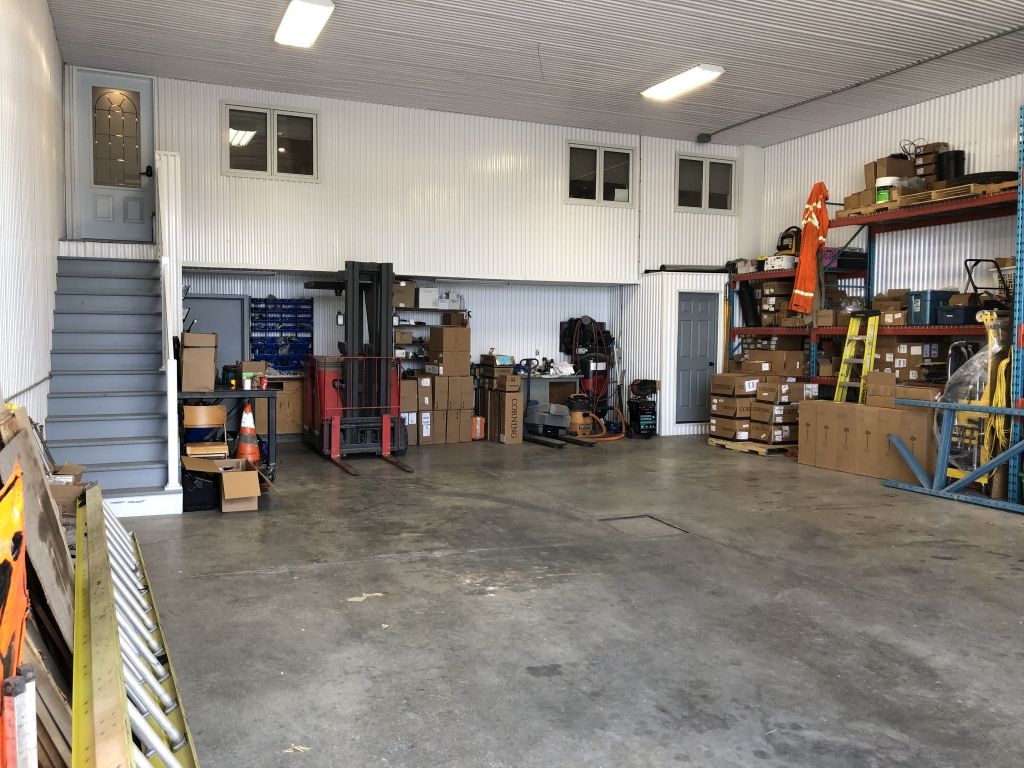 Garage - Warehouse - Office / Rest room for rent +/- 2000 sq.ft. garage door 14' - ceeling 16' - Industrial Park