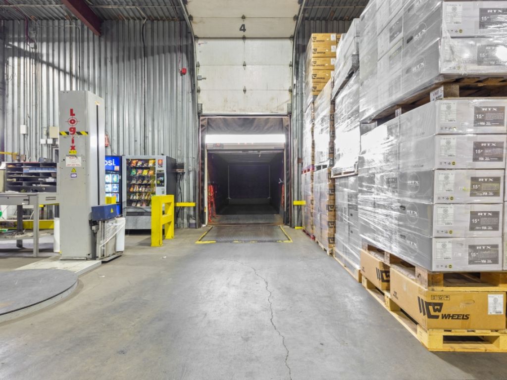 Industrial & commercial space for rent  accessible and flexible in the heart of Montrgie