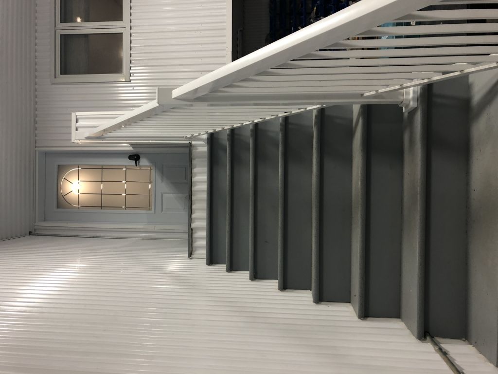 Garage - Warehouse - Office / Rest room for rent +/- 2000 sq.ft. garage door 14' - ceeling 16' - Industrial Park