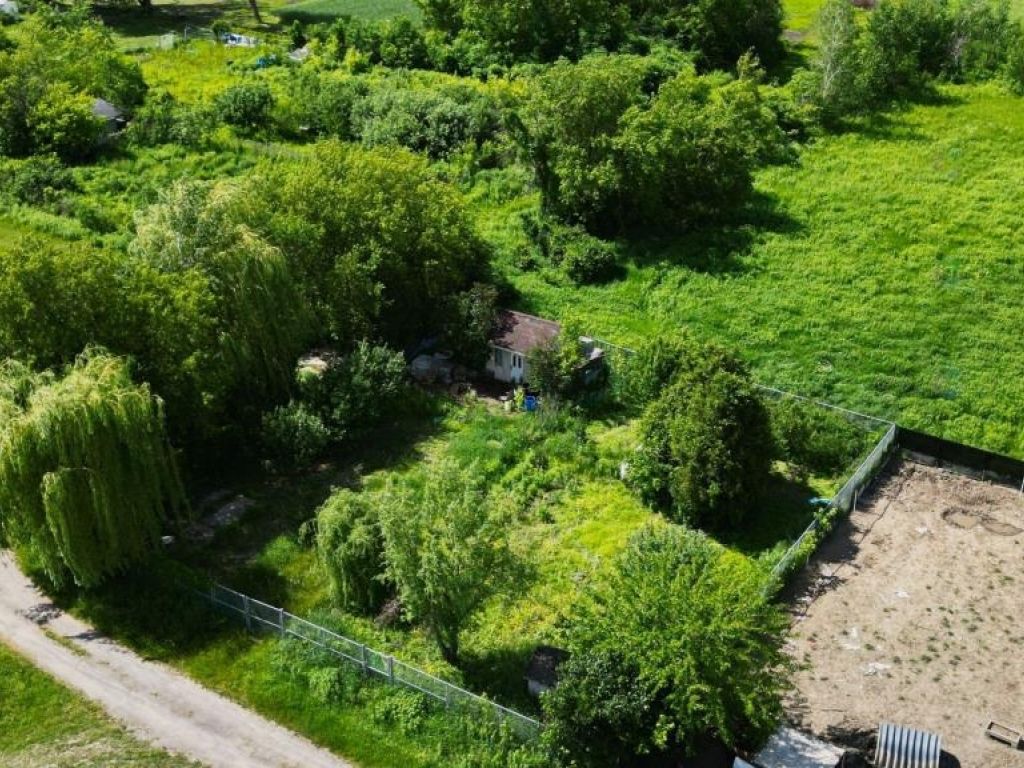 9,000 sq.ft. Agricultural land for rent in Laval (Auteuil)