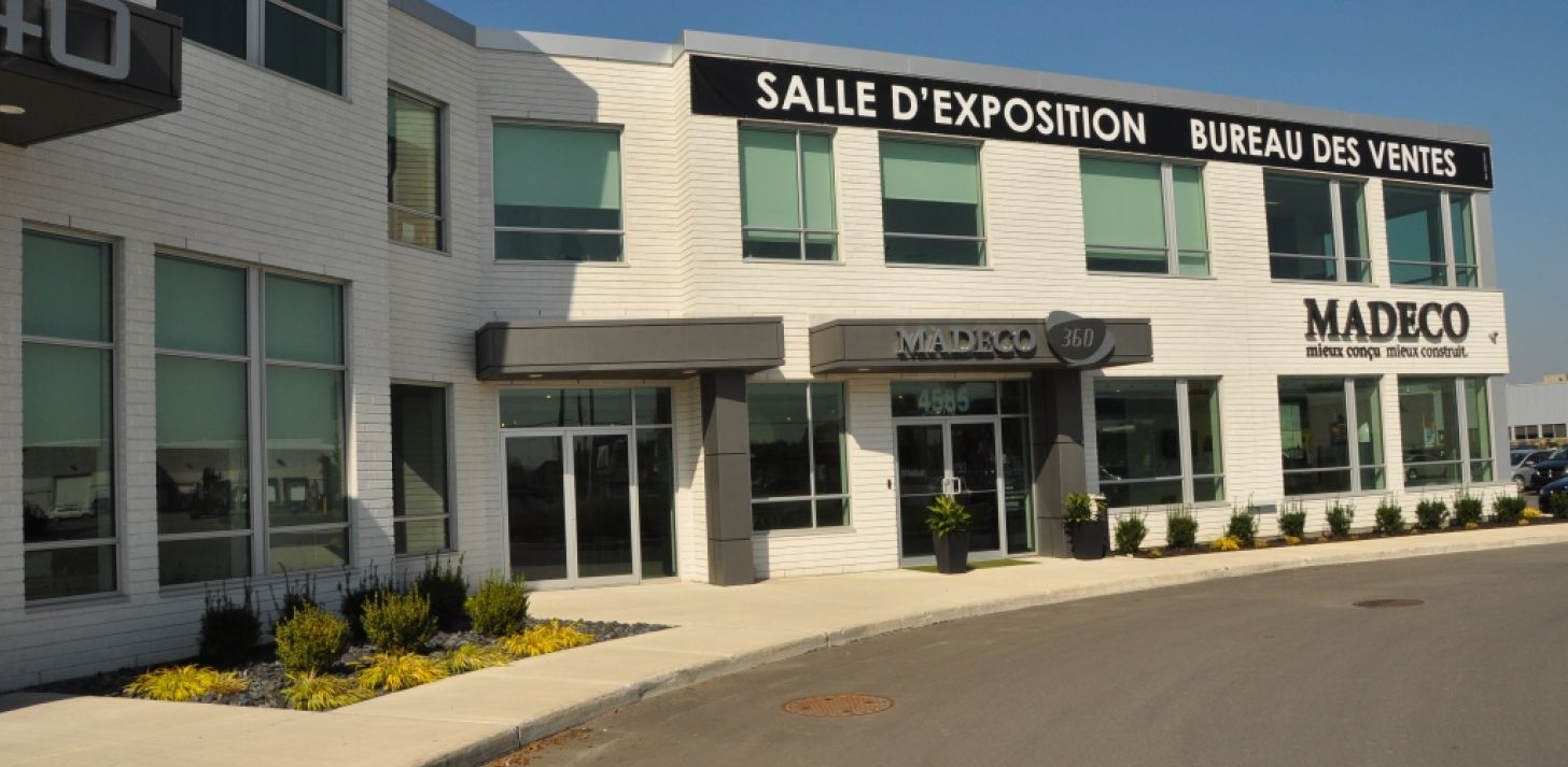 📍 Commercial Condo for Rent  1st Floor  Prime Laval Location (Hwy 440) - For Rent