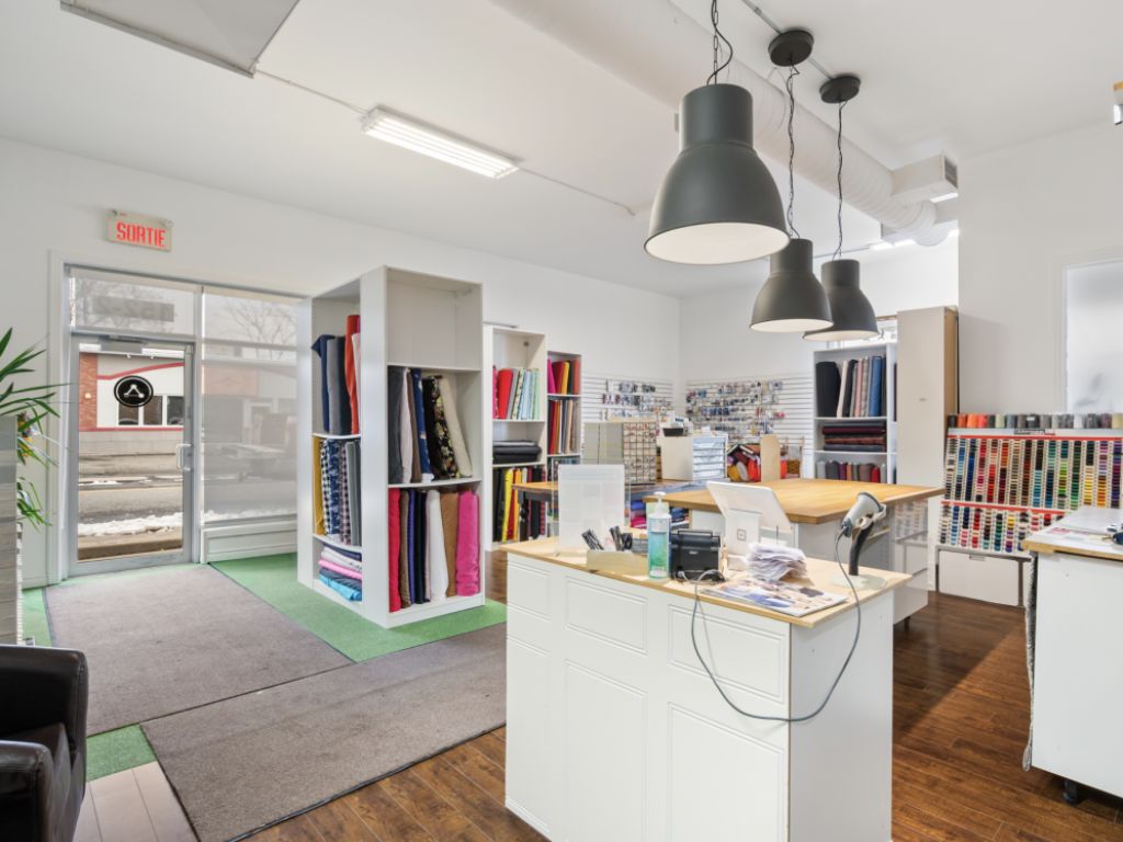 COMMERCIAL CORNER UNIT FOR RENT