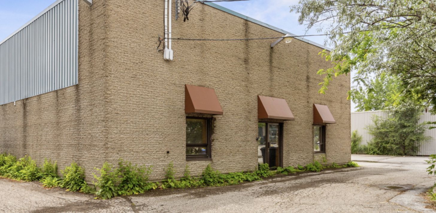 Multi-purpose commercial building, strategic area - For Rent