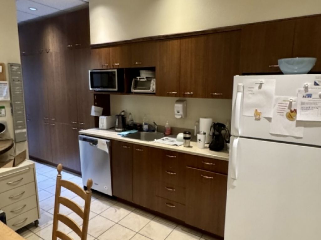 COMMERCIAL SPACE 2,794 sq. ft. + possibility of an additional 1,440 sq. ft. Ideal for dental clinic or healthcare professional