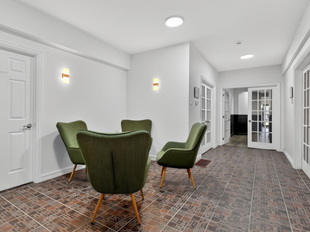 Commercial building and offices for sale