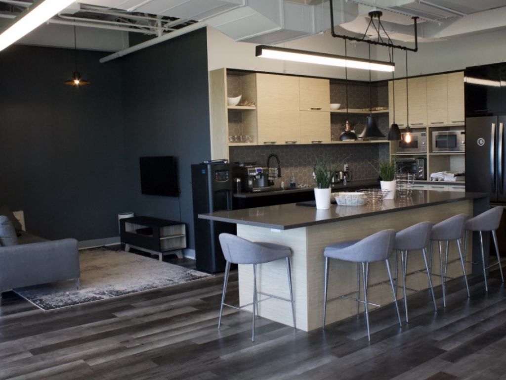 Rental of private offices and workstations - Laval - Direct access to A-440