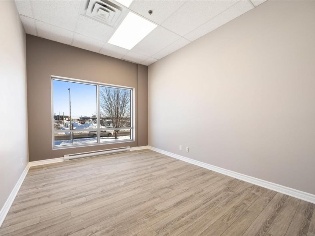 Espace bureau � louer � 1500 Rue Bernard-Lefebvre, local 100, Laval (Duvernay)