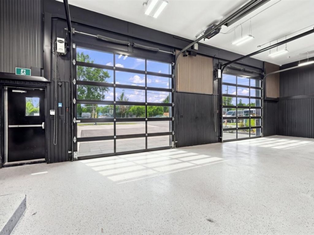 Commercial/office building for sale