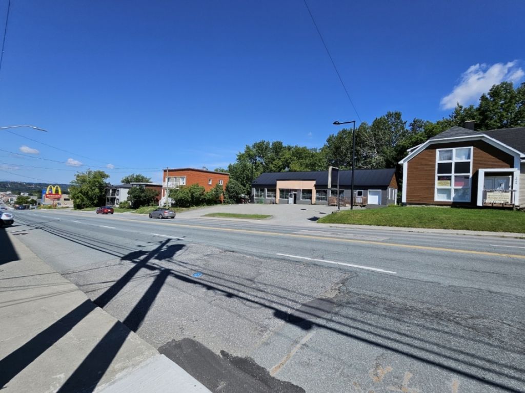 Btisse commercial bien situ directement sur la Rue King Est  Sherbrooke. 