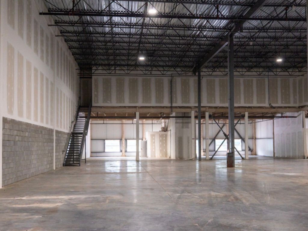 Local industriel � louer de 22 560 PI� | Laval