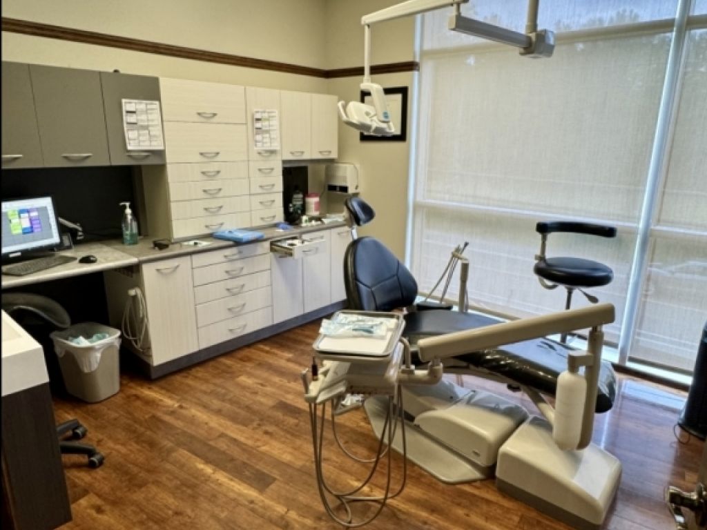 COMMERCIAL SPACE 2,794 sq. ft. + possibility of an additional 1,440 sq. ft. Ideal for dental clinic or healthcare professional