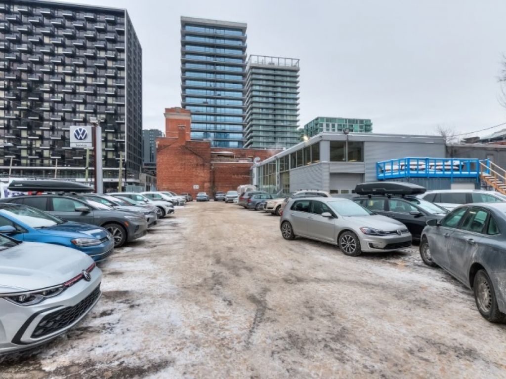 Retail space Griffintown-dealership