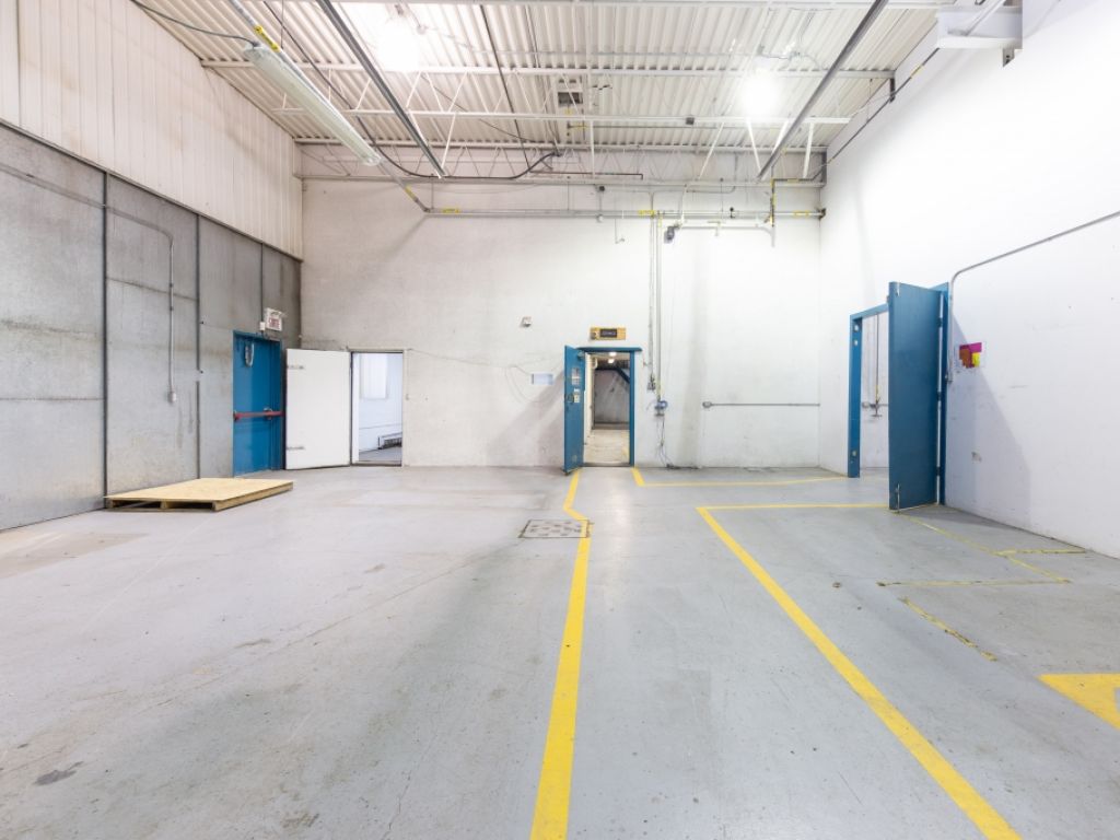 Turnkey industrial space in Boisbriands strategic business district