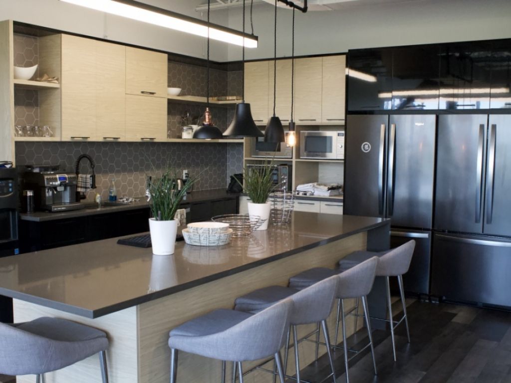 Rental of private offices and workstations - Laval - Direct access to A-440